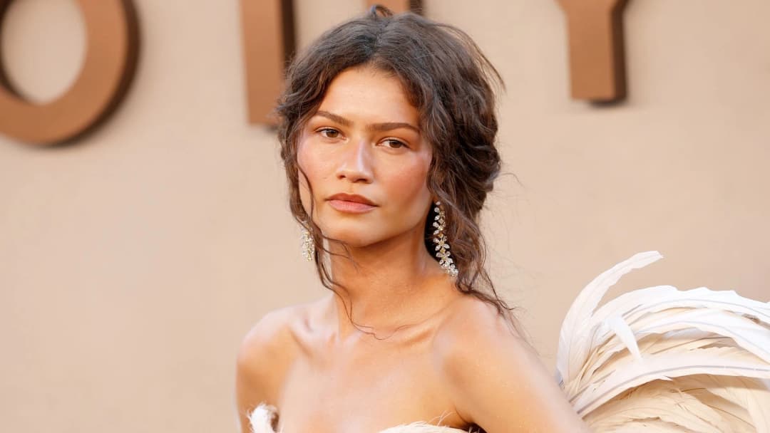 Zendaya’s Green Velvet Nails Are the Perfect Summer-to-Fall Trend