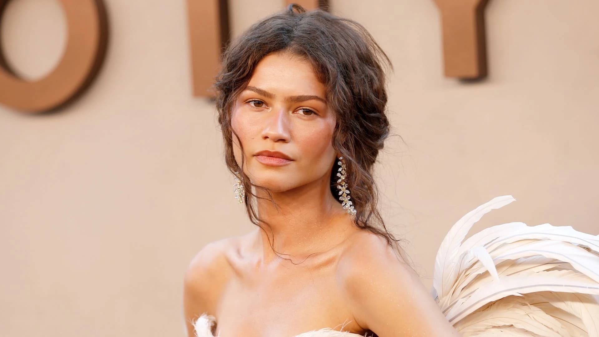 Zendaya’s Green Velvet Nails Are the Perfect Summer-to-Fall Trend